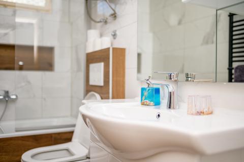 Otok Lošinj, Nerezine, Renovirana kamena kuća s bazenom i četiri smještajne jedinice