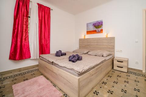 Otok Lošinj, Nerezine, Renovirana kamena kuća s bazenom i četiri smještajne jedinice