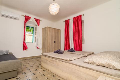 Otok Lošinj, Nerezine, Renovirana kamena kuća s bazenom i četiri smještajne jedinice