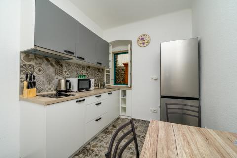 Otok Lošinj, Nerezine, Renovirana kamena kuća s bazenom i četiri smještajne jedinice