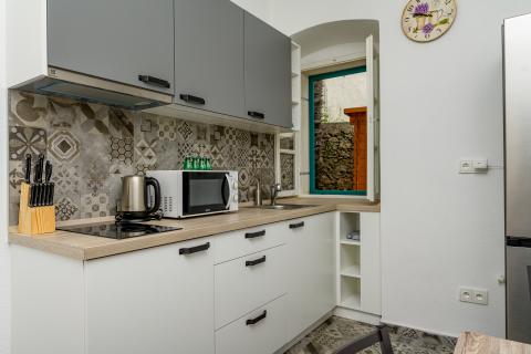 Otok Lošinj, Nerezine, Renovirana kamena kuća s bazenom i četiri smještajne jedinice