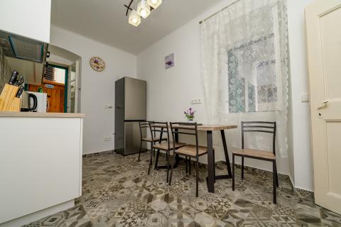 Otok Lošinj, Nerezine, Renovirana kamena kuća s bazenom i četiri smještajne jedinice