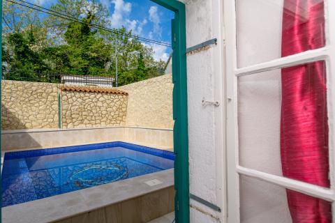 Otok Lošinj, Nerezine, Renovirana kamena kuća s bazenom i četiri smještajne jedinice