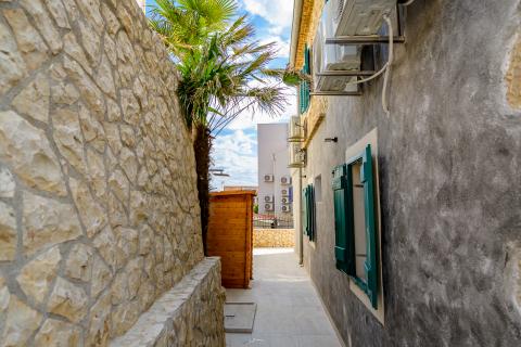 Otok Lošinj, Nerezine, Renovirana kamena kuća s bazenom i četiri smještajne jedinice