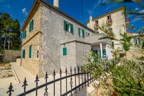 Otok Lošinj, Nerezine, Renovirana kamena kuća s bazenom i četiri smještajne jedinice