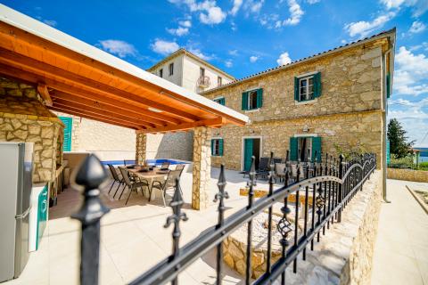 Otok Lošinj, Nerezine, Renovirana kamena kuća s bazenom i četiri smještajne jedinice