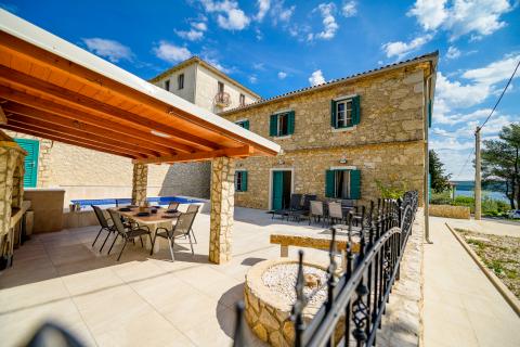 Otok Lošinj, Nerezine, Renovirana kamena kuća s bazenom i četiri smještajne jedinice