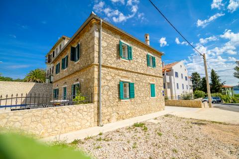 Otok Lošinj, Nerezine, Renovirana kamena kuća s bazenom i četiri smještajne jedinice