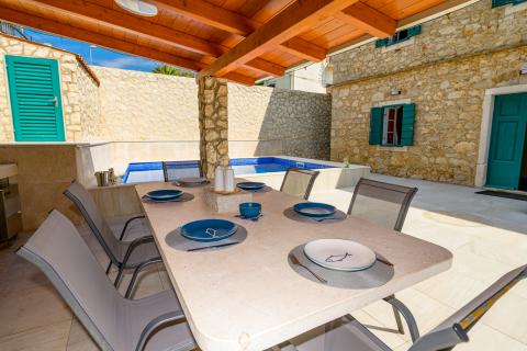 Otok Lošinj, Nerezine, Renovirana kamena kuća s bazenom i četiri smještajne jedinice