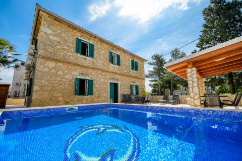 Otok Lošinj, Nerezine, Renovirana kamena kuća s bazenom i četiri smještajne jedinice
