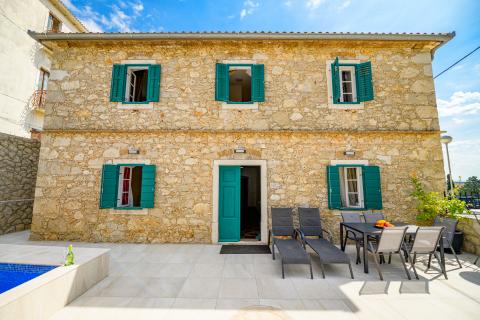 Otok Lošinj, Nerezine, Renovirana kamena kuća s bazenom i četiri smještajne jedinice