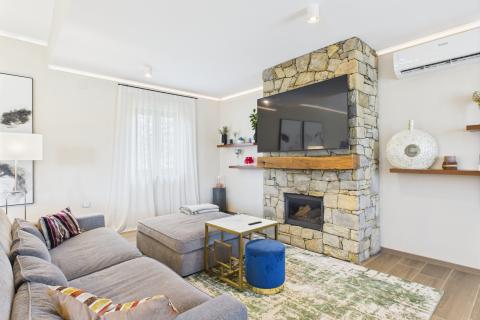 Istra,Karigador-Samostojeća kuća s bazenom