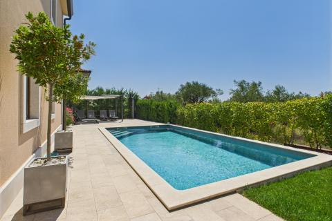 Istra,Karigador-Samostojeća kuća s bazenom