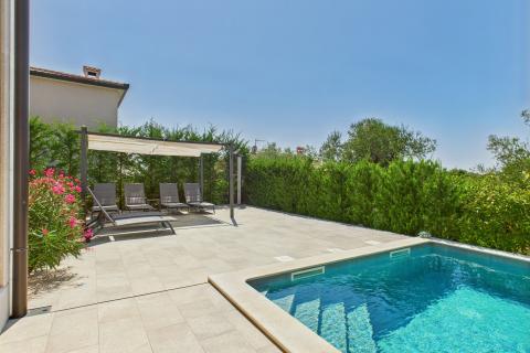 Istra,Karigador-Samostojeća kuća s bazenom