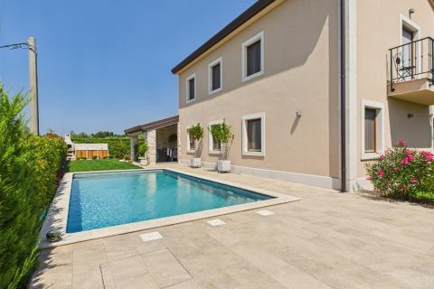 Istra,Karigador-Samostojeća kuća s bazenom