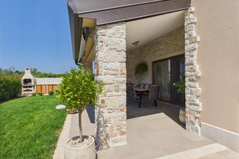 Istra,Karigador-Samostojeća kuća s bazenom