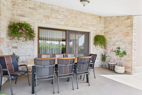 Istra,Karigador-Samostojeća kuća s bazenom