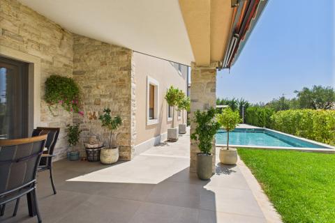 Istra,Karigador-Samostojeća kuća s bazenom