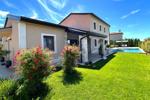 Istra,Karigador-Samostojeća kuća s bazenom