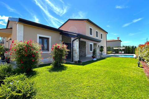 Istra,Karigador-Samostojeća kuća s bazenom