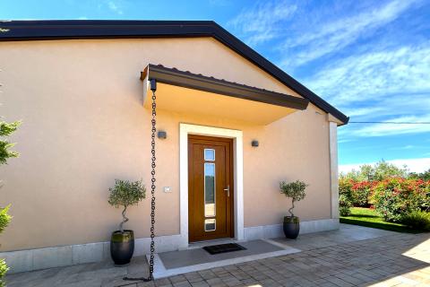 Istra,Karigador-Samostojeća kuća s bazenom