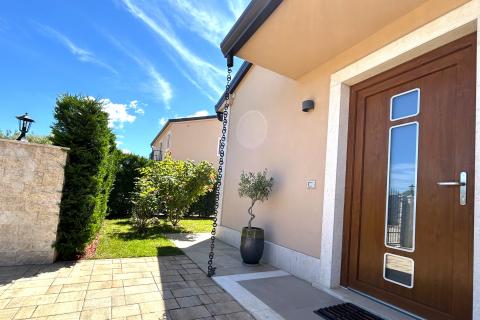 Istra,Karigador-Samostojeća kuća s bazenom