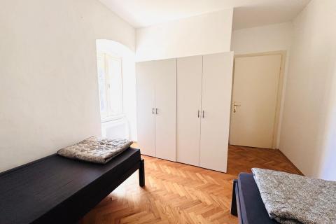 Rijeka- stan za najam, 7 radnika