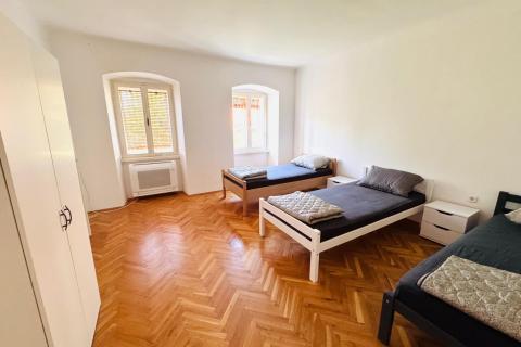 Rijeka- stan za najam, 7 radnika