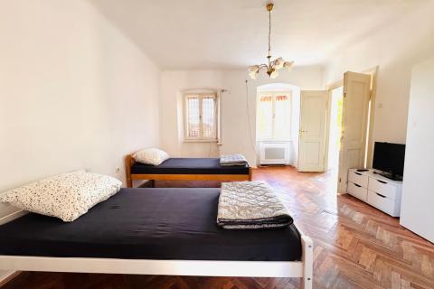 Rijeka- stan za najam, 7 radnika