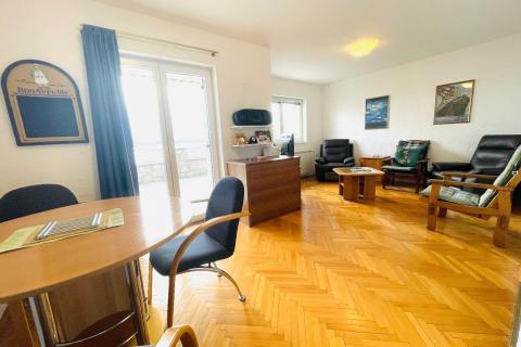 Crikvenica- stan sa parkingom, 80 m od mora