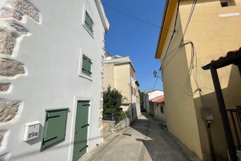 Insel Krk, Dobrinj, Haus mit Dachterrasse und Meerblick