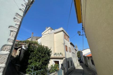 Insel Krk, Dobrinj, Haus mit Dachterrasse und Meerblick