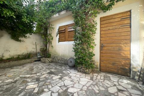 Insel Krk, Dobrinj, Haus mit Dachterrasse und Meerblick