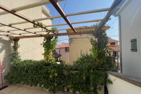 Insel Krk, Dobrinj, Haus mit Dachterrasse und Meerblick