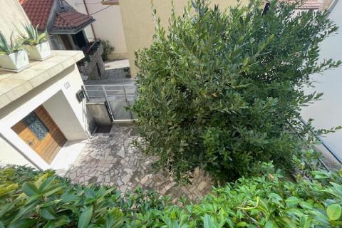 Insel Krk, Dobrinj, Haus mit Dachterrasse und Meerblick