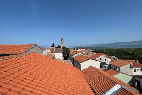 Insel Krk, Dobrinj, Haus mit Dachterrasse und Meerblick