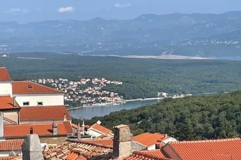 Insel Krk, Dobrinj, Haus mit Dachterrasse und Meerblick