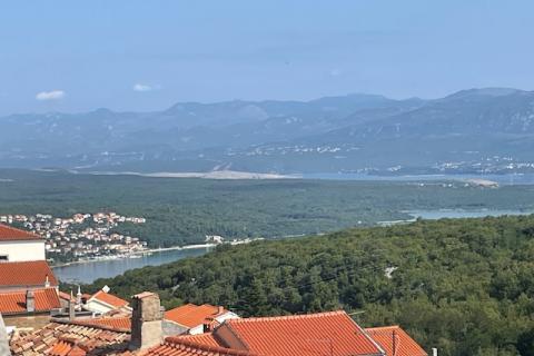 Insel Krk, Dobrinj, Haus mit Dachterrasse und Meerblick