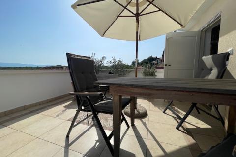 Insel Krk, Dobrinj, Haus mit Dachterrasse und Meerblick