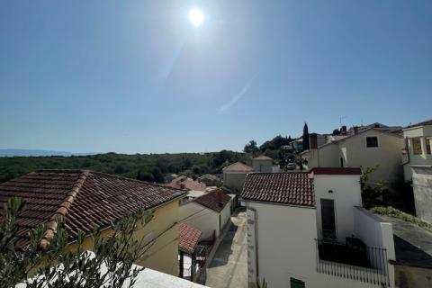 Insel Krk, Dobrinj, Haus mit Dachterrasse und Meerblick