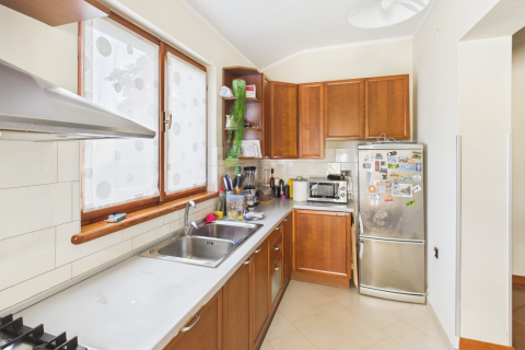 ISTRIA, ŽMINJ – Appartamento con giardino, cucina estiva e cantina