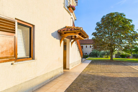 ISTRIA, ŽMINJ – Appartamento con giardino, cucina estiva e cantina