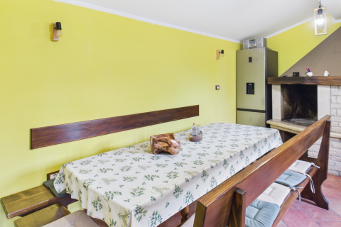 ISTRIA, ŽMINJ – Appartamento con giardino, cucina estiva e cantina