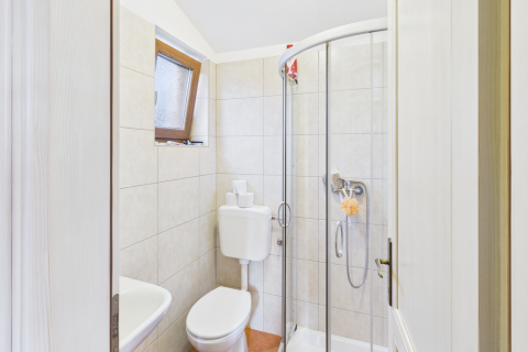 ISTRIA, ŽMINJ – Appartamento con giardino, cucina estiva e cantina