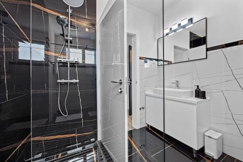 Istrien, Medulin – Luxusvilla mit drei Apartments, 200 m vom Strand – Meerblick