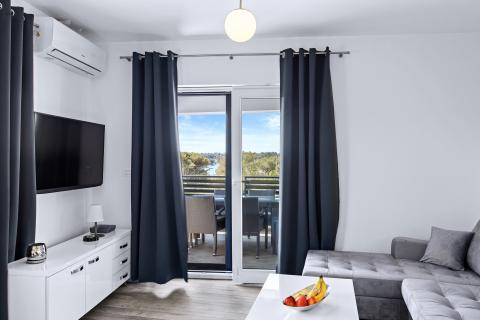 Istrien, Medulin – Luxusvilla mit drei Apartments, 200 m vom Strand – Meerblick