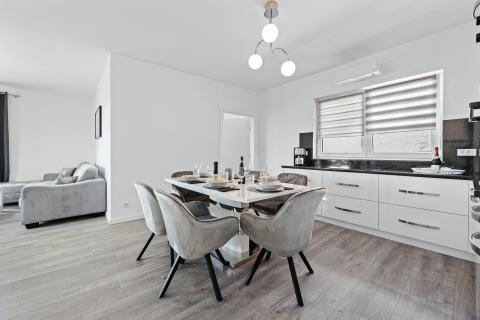 Istrien, Medulin – Luxusvilla mit drei Apartments, 200 m vom Strand – Meerblick