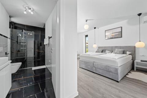 Istrien, Medulin – Luxusvilla mit drei Apartments, 200 m vom Strand – Meerblick