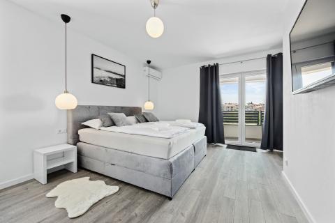 Istrien, Medulin – Luxusvilla mit drei Apartments, 200 m vom Strand – Meerblick