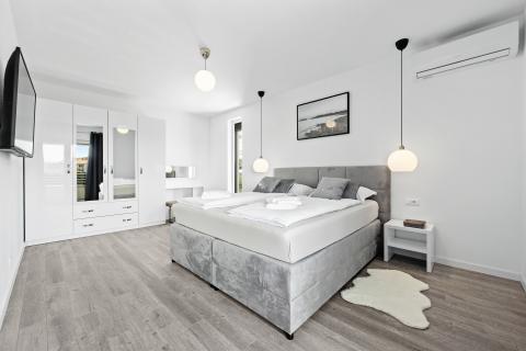 Istrien, Medulin – Luxusvilla mit drei Apartments, 200 m vom Strand – Meerblick